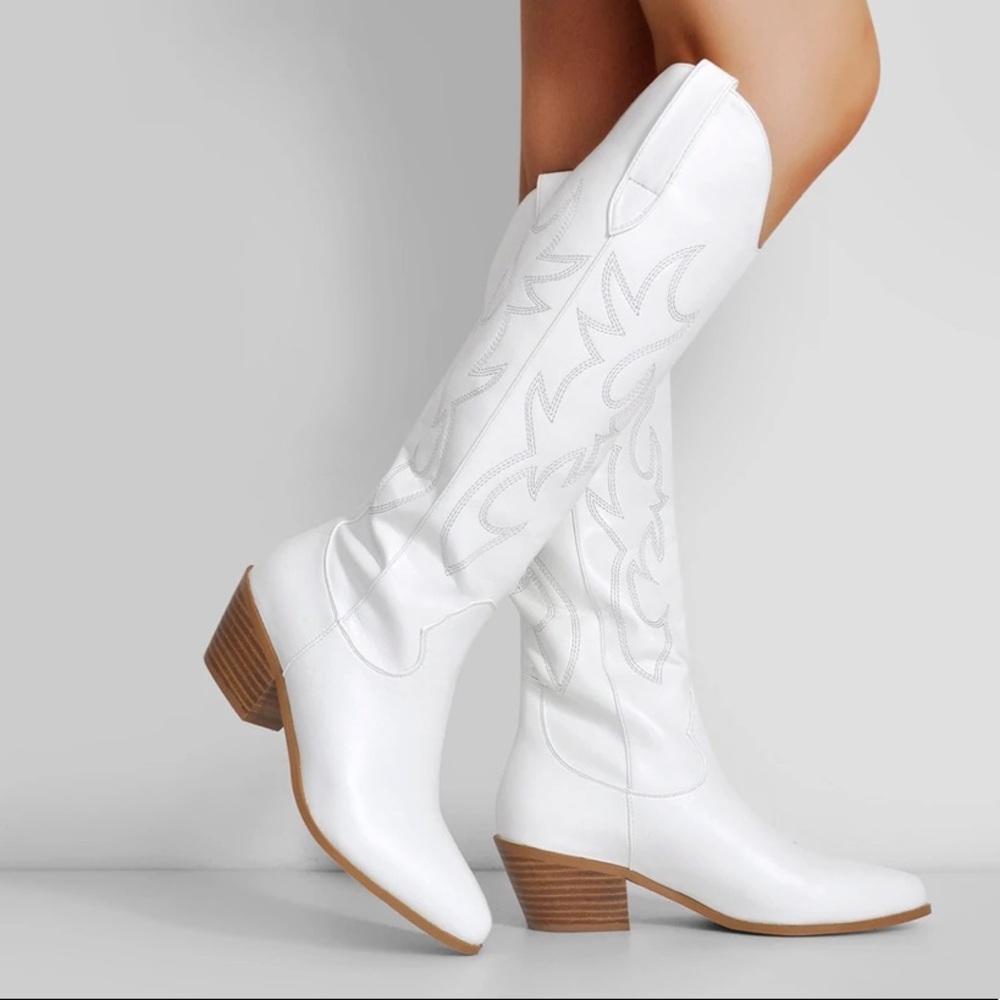 NWT White Embroidery Wooden Heel Western Boots